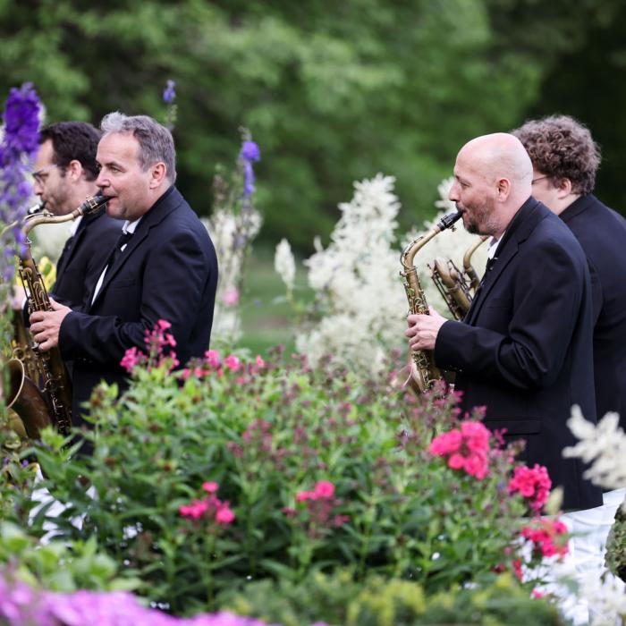 Un groupe de musicien se produit dans les jardins du Château