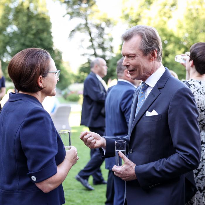 Le Grand-Duc discute avec la ministre Yuriko Backes