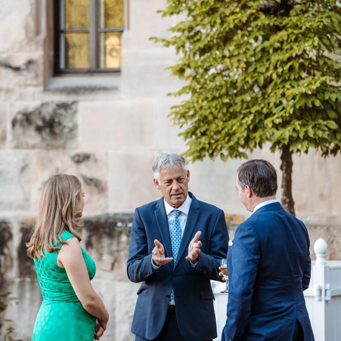 Le Couple héritier en pleine discussion avec le ministre Henri Kox