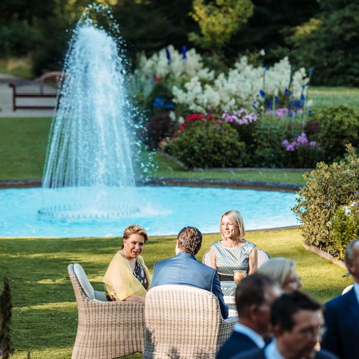 La Grande-Duchesse discute avec des invités avec en fond une fontaine