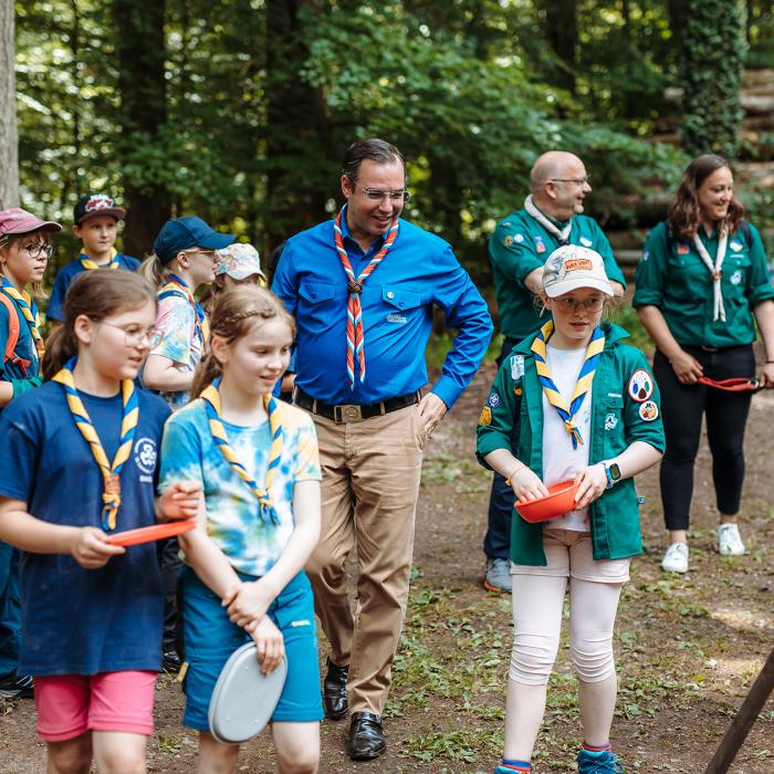 Le Prince Héritier observe les activités des jeunes Scouts