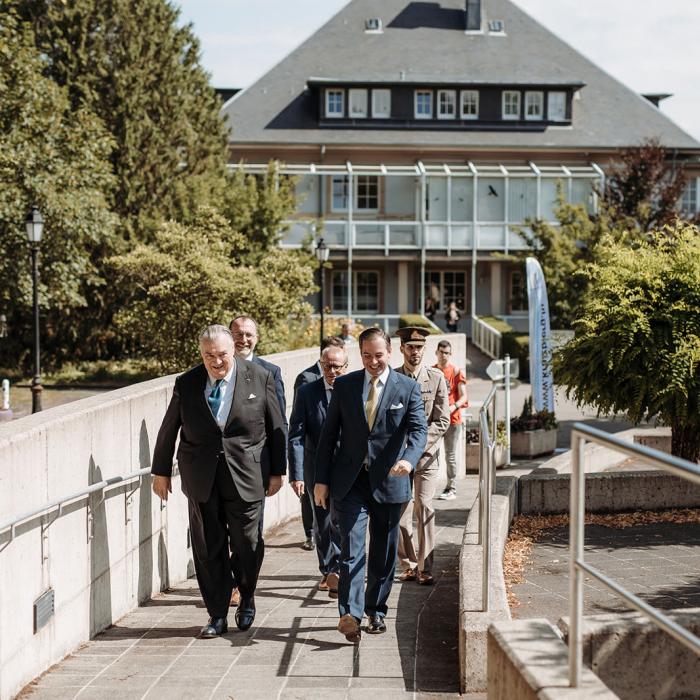 Le Prince Guillaume arrive à la fondation Kraïzbierg