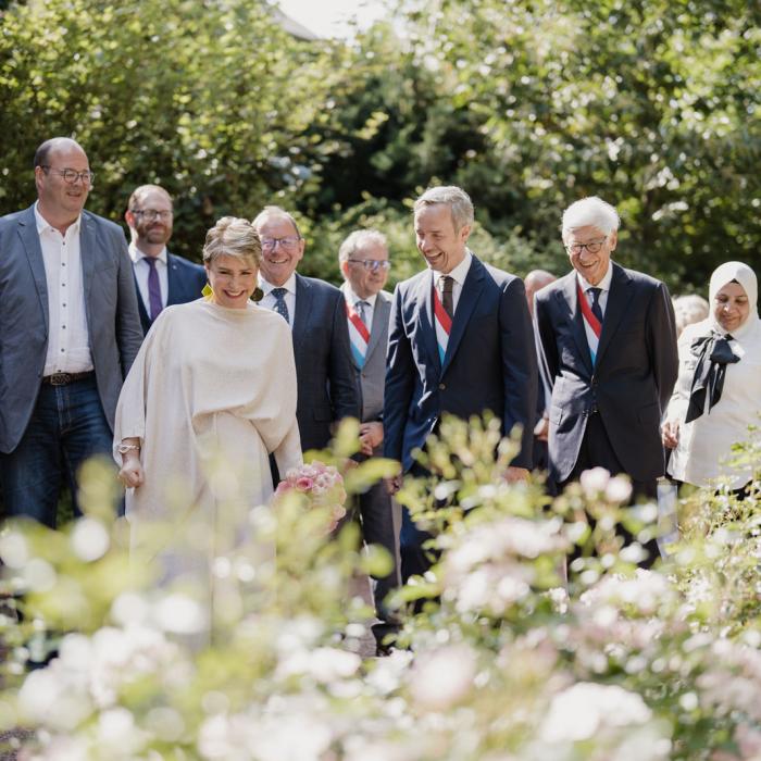 Les invités d'honneur admirent la roseraie