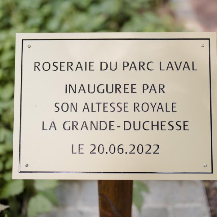 La plaque de l'inauguration de la roseraie