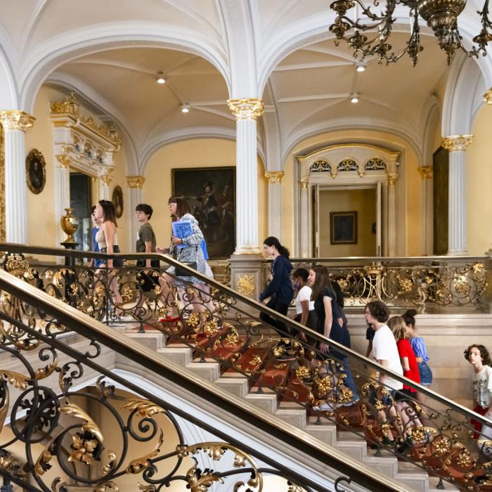 Les jeunes montent l'escalier d'honneur