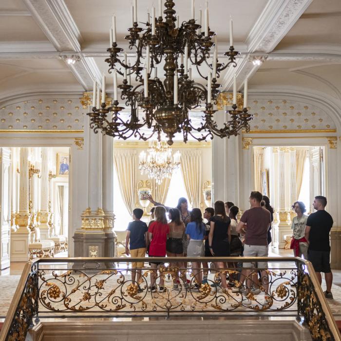 Les visiteurs reçoivent des explications sur le hall d'accueil