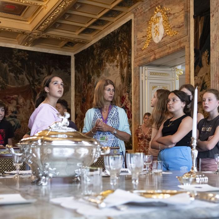 Les élèves découvrent la salle à manger et la table décorée