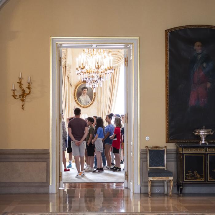 Les visiteurs visitent le salon jaune