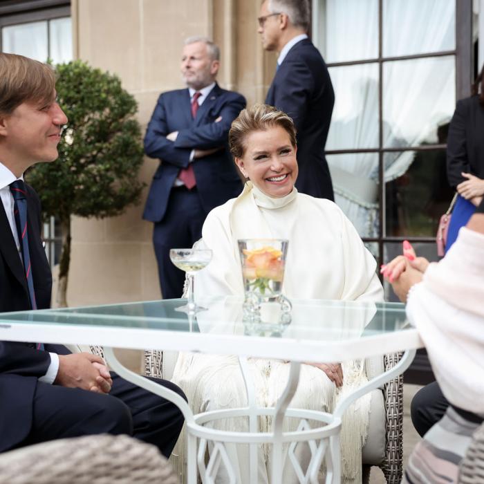 La Grande-Duchesse et le Prince Louis échangent avec des invités