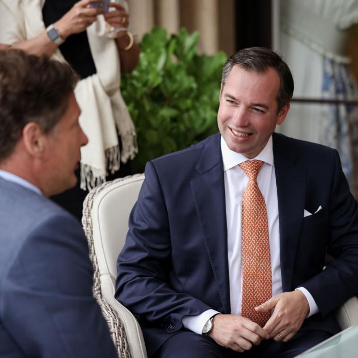 Le Prince Guillaume en pleine discussion avec un invité