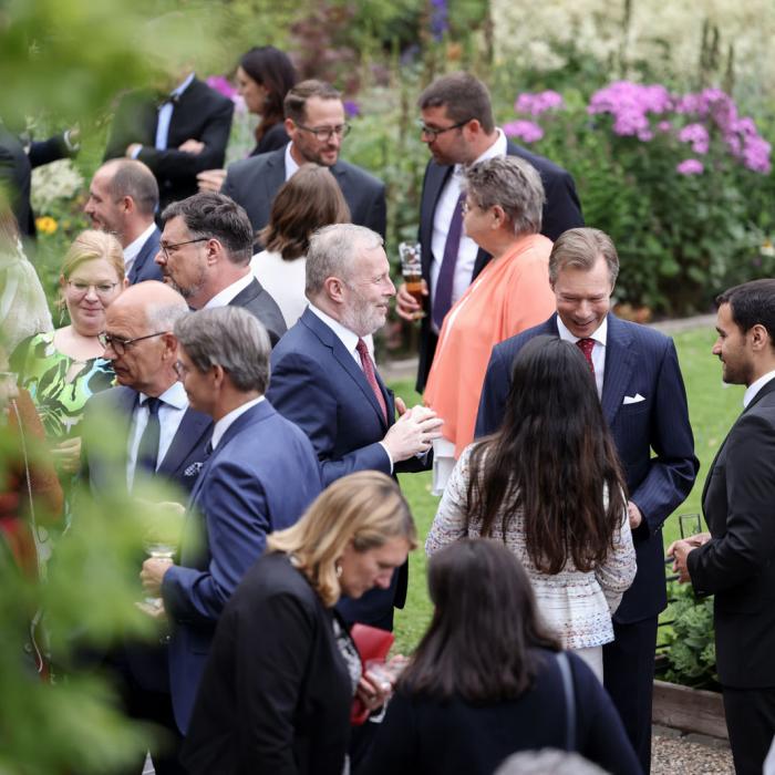 Vue sur la réception qui se tient dans les jardins du Château de Berg