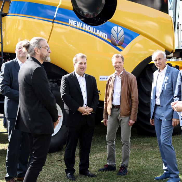 Le Grand-Duc devant une machine agricole