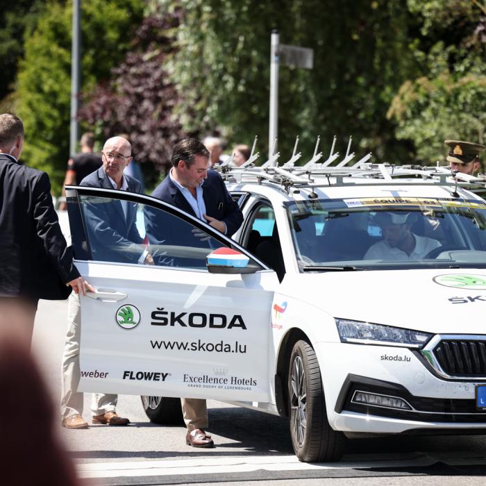 Le Prince Héritier monte dans une des voitures qui accompagnent la course