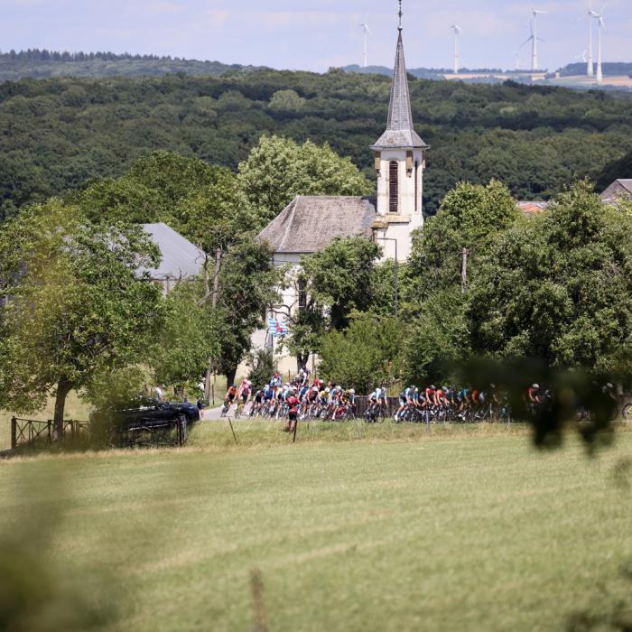 La course tranverse un village au nord du pays