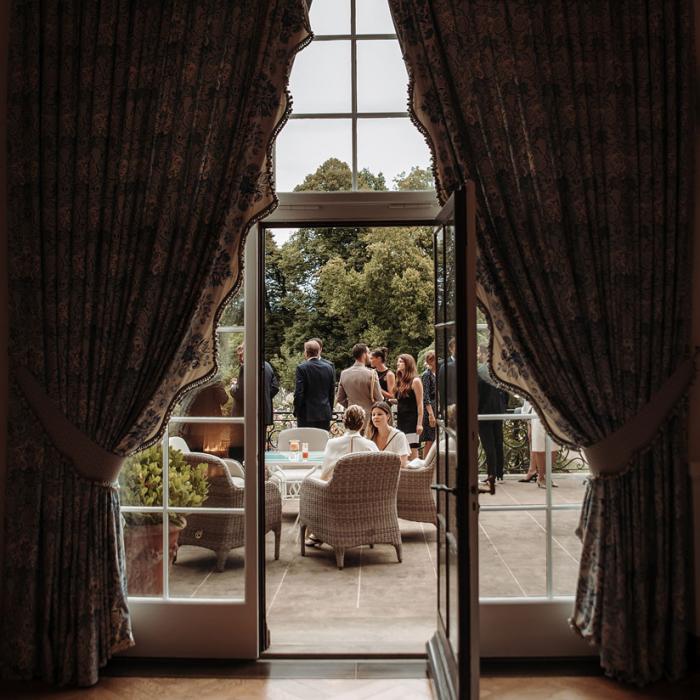 Vue artistique sur le balcon avec des invités