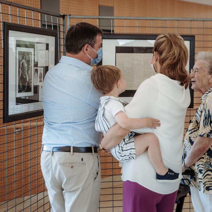 Le Couple héritier et le Prince Charles devant une exposition sur la famille