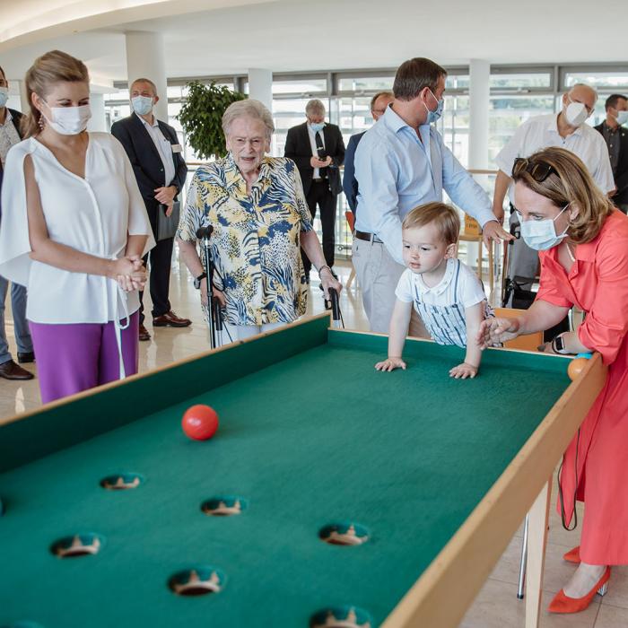 Le Prince Charles sur une table de jeu d'adresse