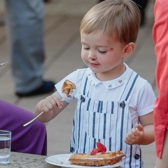 Le Prince Charles mange une gaufre