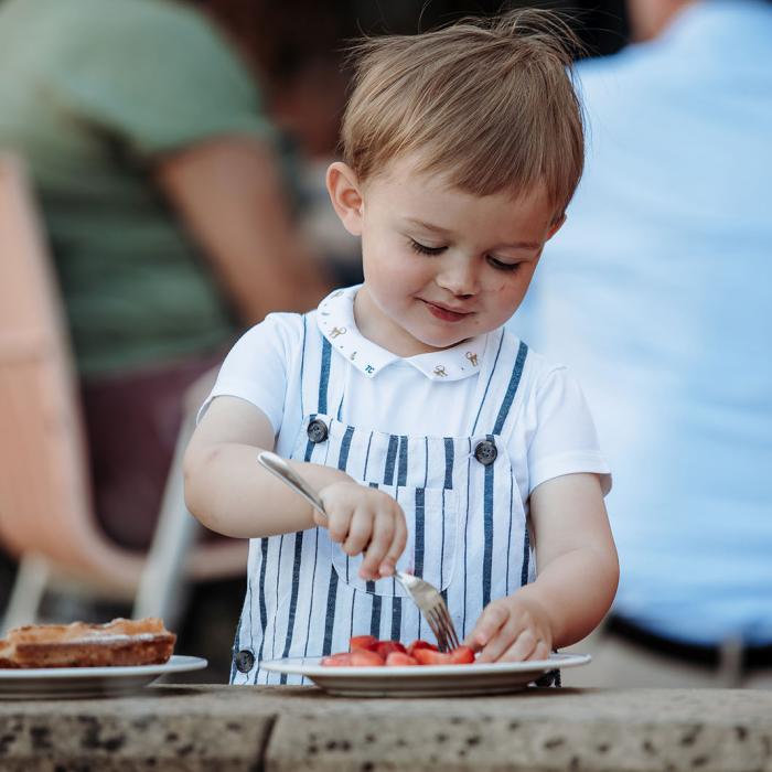 Le Prince Charles mange des fraises