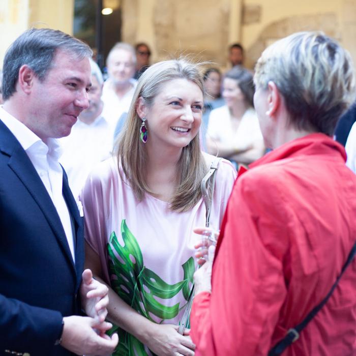 Le Couple héritier salue un invité