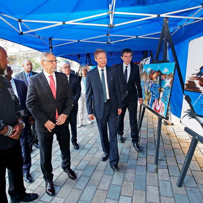 Le Grand-Duc découvre des peintures lors du vernissage