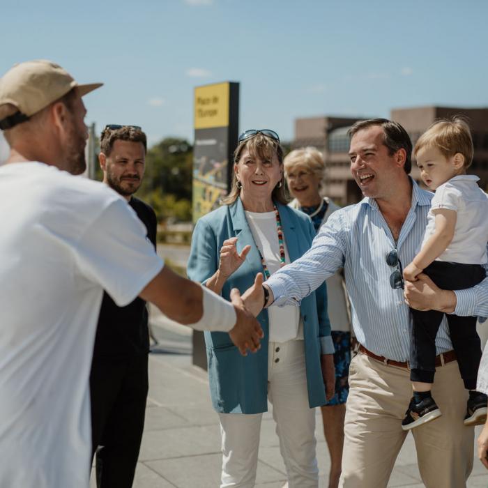 Le Prince Guillaume salue un organisateur