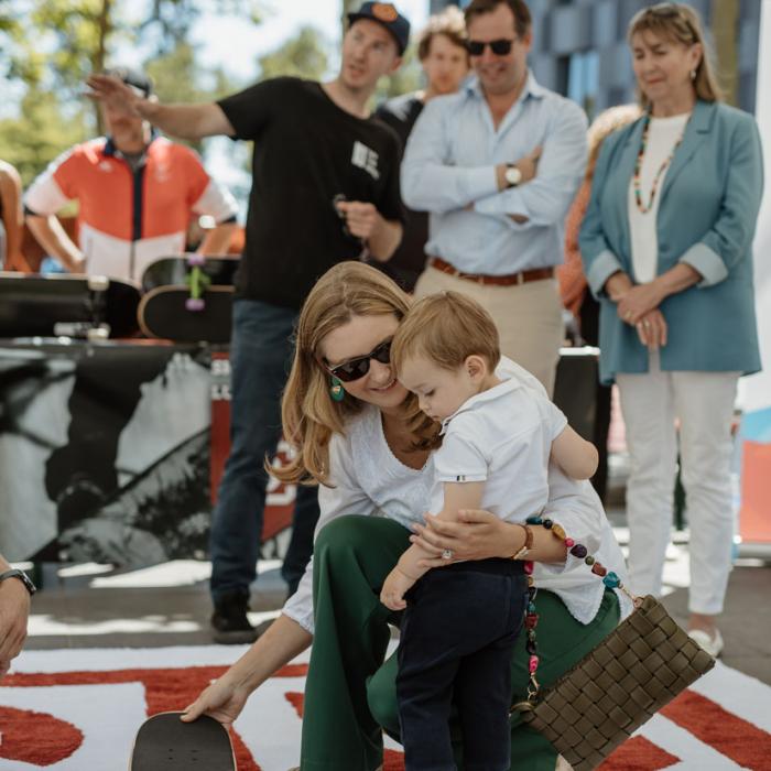 La Princesse Stéphanie montre au Prince Charles un skateboard