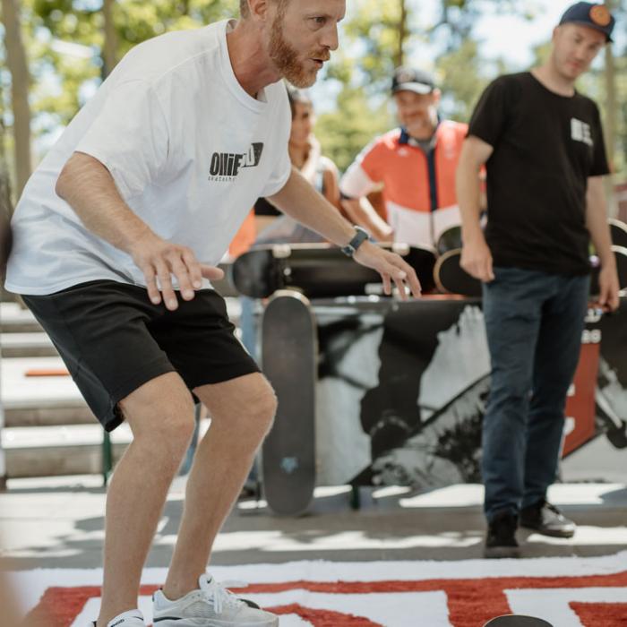 Un skater montre comment se tenir sur une planche