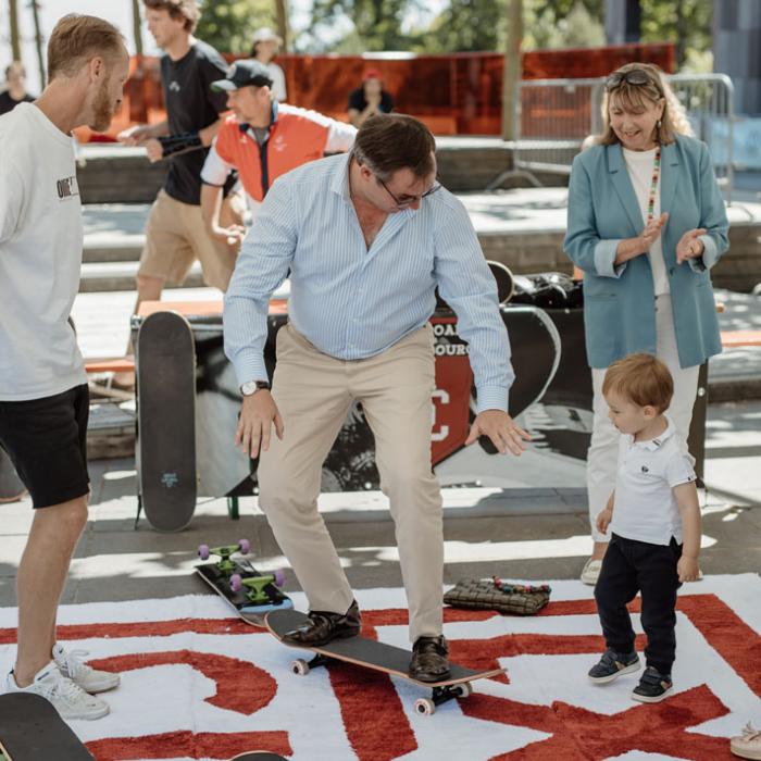 Le Prince Guillaume sur un skateboard