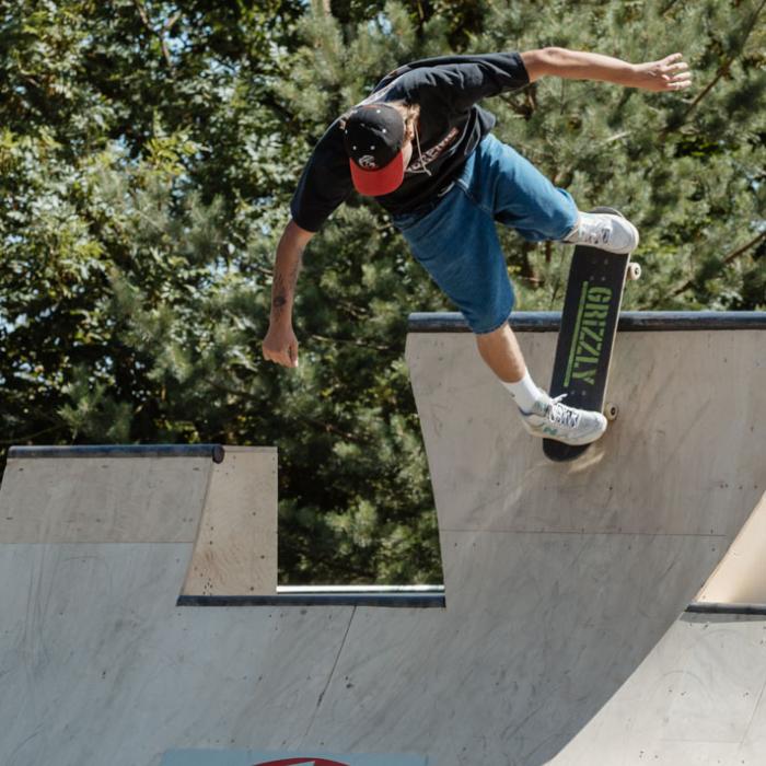 Un skateur sur une rampe