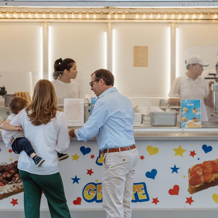 Le Couple héritier et le Prince Charles devant un stand de gaufres