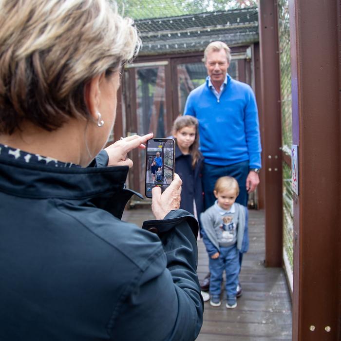La Grande-Duchesse prend une photo du Grand-Duc avec ses petits enfants