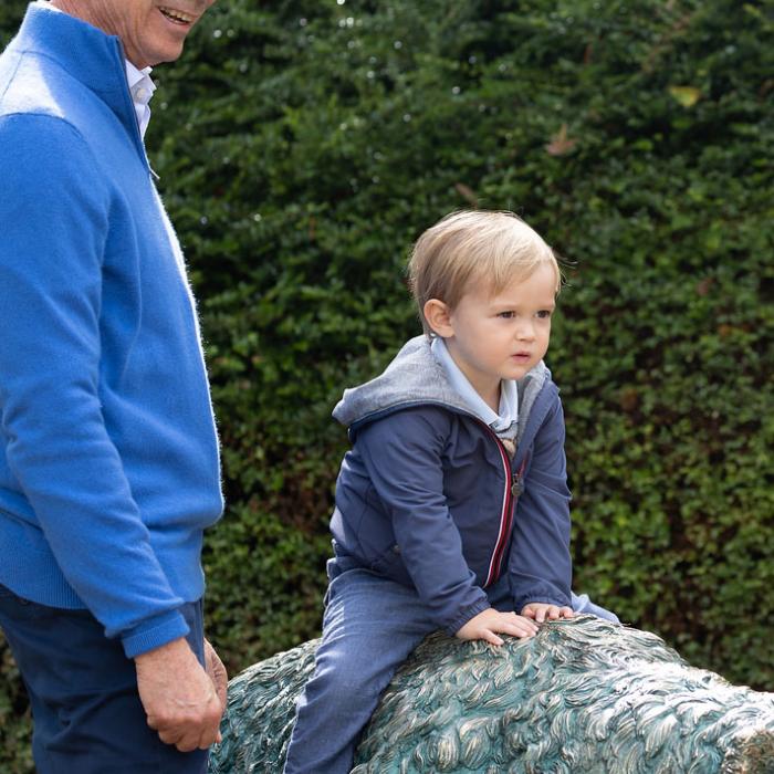 Le Grand-Duc avec le Prince Charles assis sur une statue représentant un ours
