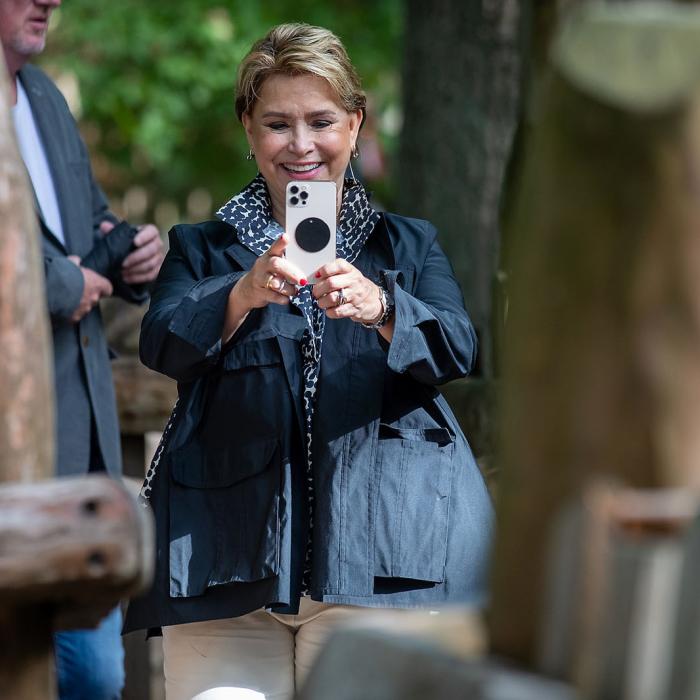 La Grande-Duchesse prend une photo avec son téléphone