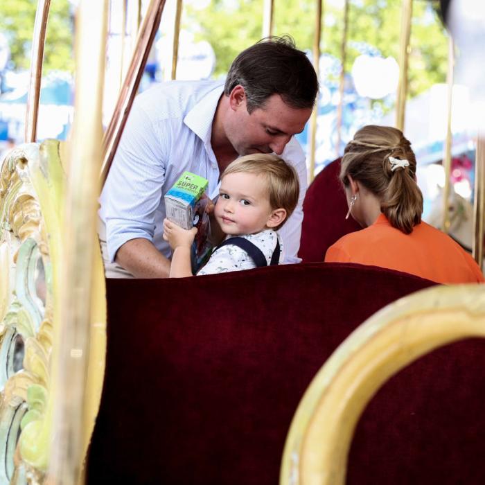 Le Couple héritier et le Prince Charles s'installent dans le carrousel