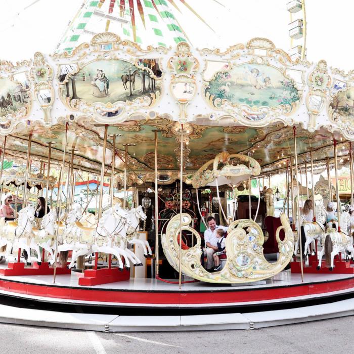 Vue sur le carrousel de la foire