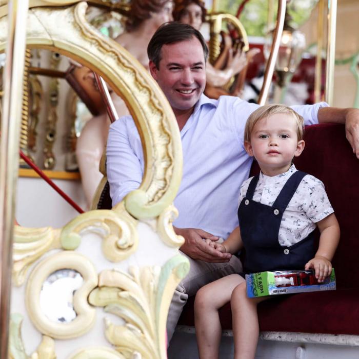 Le Couple héritier et le Prince Charles dans un carrousel
