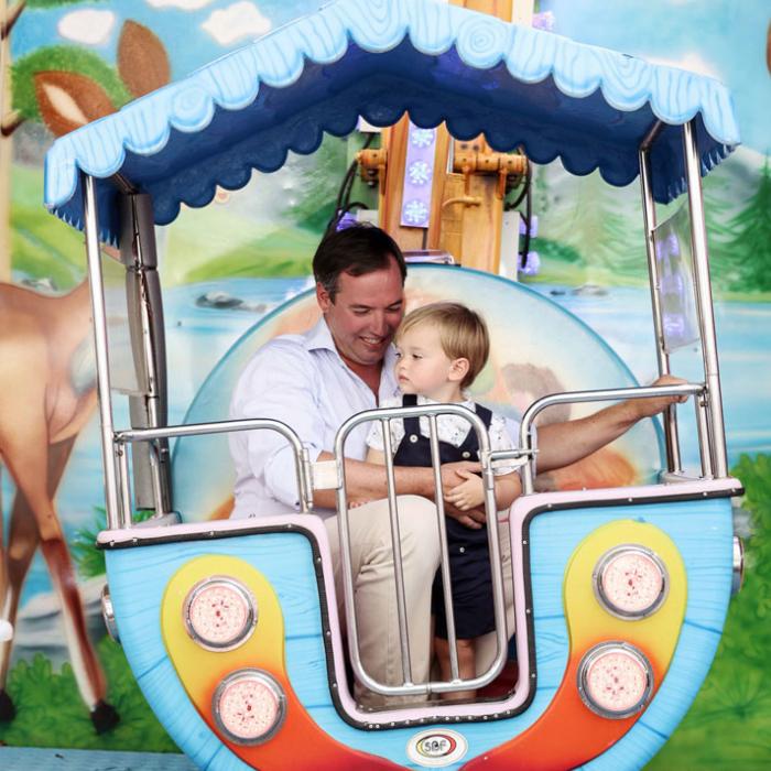 Le Prince Guillaume et le Prince Charles dans une petite grande roue