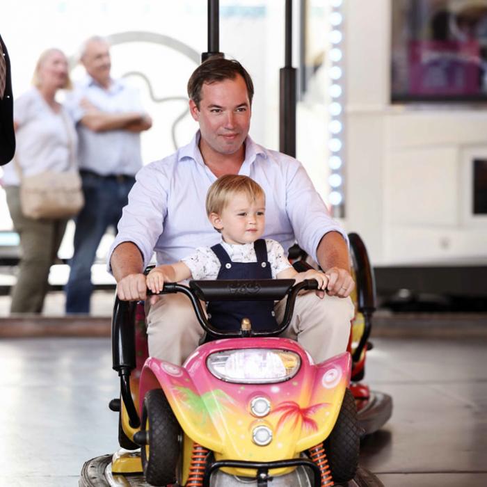 Le Prince Guillaume et son fils dans une auto-tamponneuse