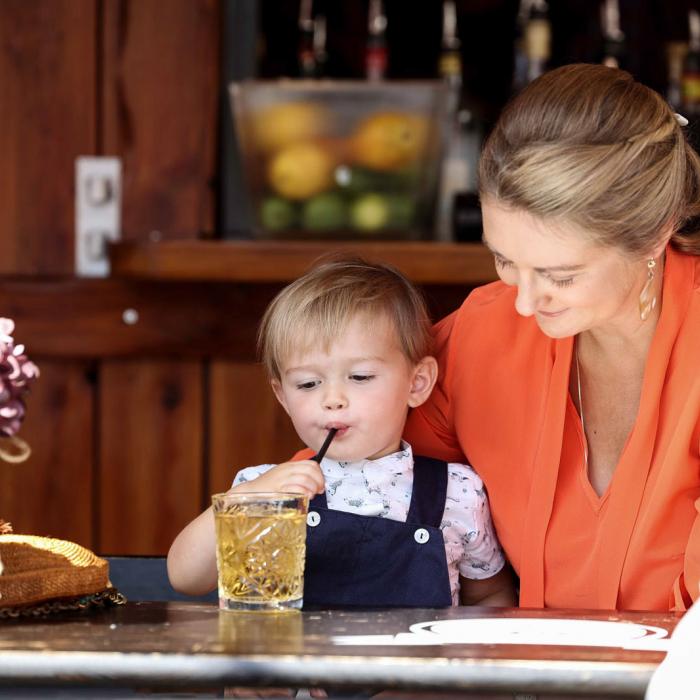 Le Prince boit un jus à côté de sa maman