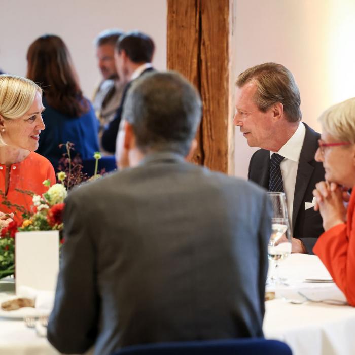 Le Grand-Duc participe à une table ronde