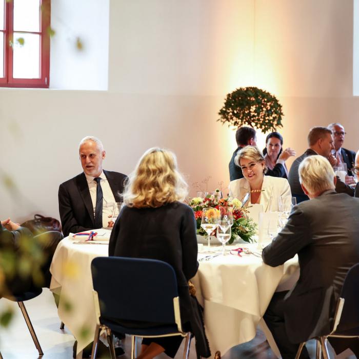 La Grande-Duchesse en plein échange lors d'une table ronde