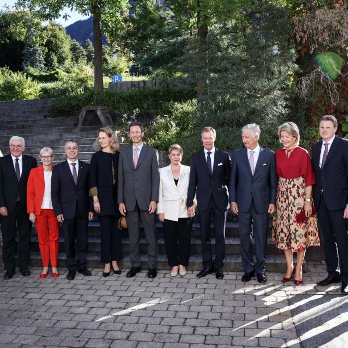 Photo des Chefs d'État et des conjoints à l'Université de Liechtenstein