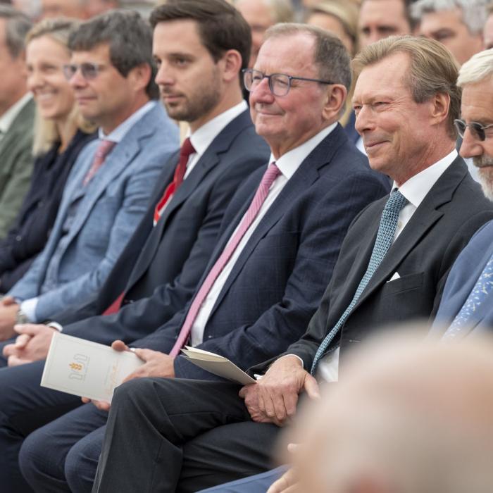 Le Grand-Duc et les invités assistent à la séance académique