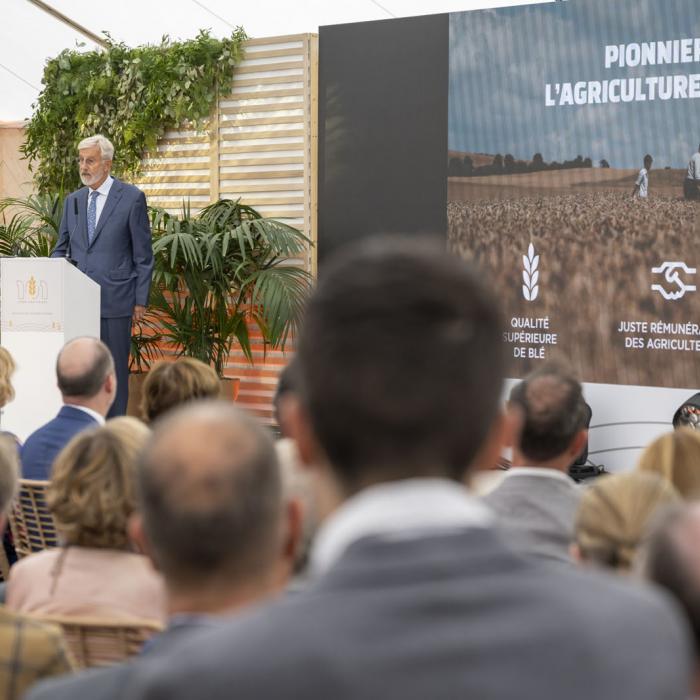 Vue de la scène où l'ancien dirigeant prononce un discours