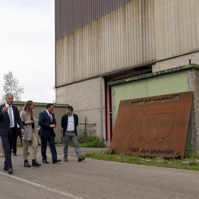 Le Prince passe devant l'usine désaffectée