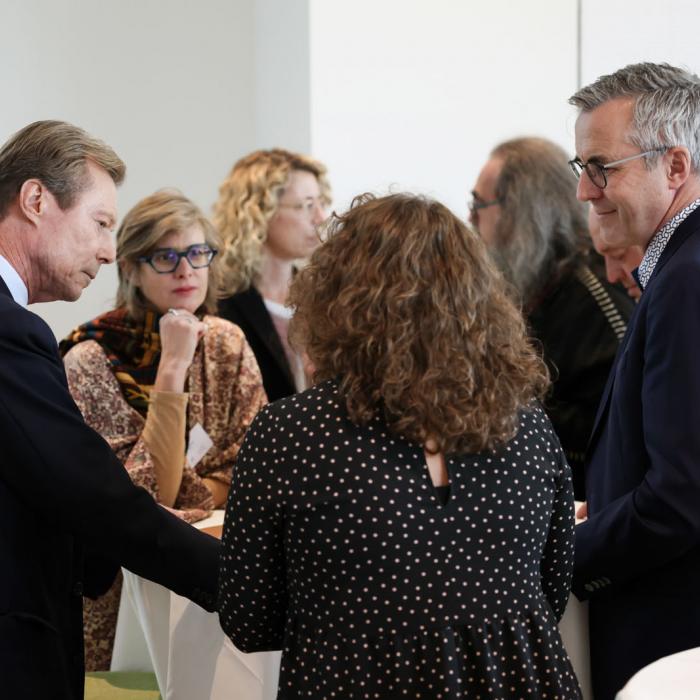 Le Grand-Duc participe à un cercle de conversation