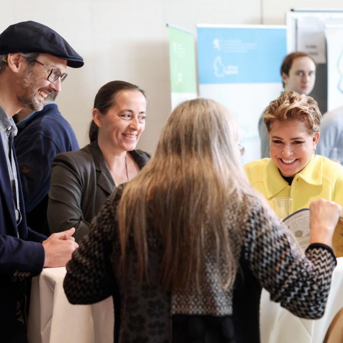 La Grande-Duchesse, tout sourire, participe à un cercle de conversation