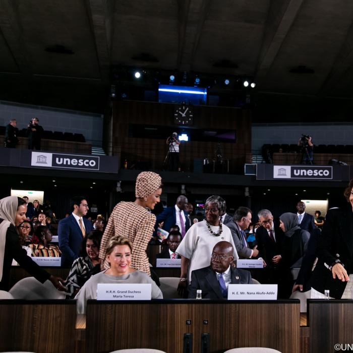 Vue sur la tribune dans la salle de conférence