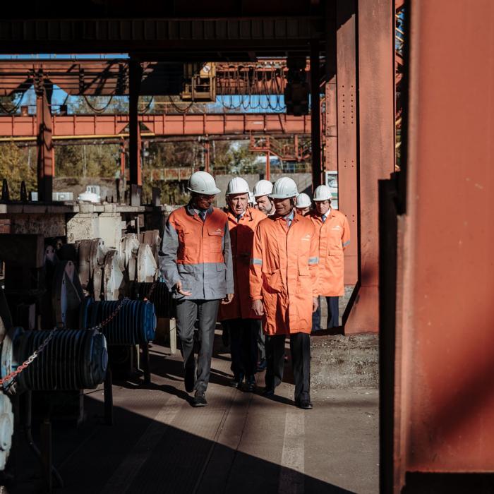 Le Grand-Duc et les invités sur le chemin de l'usine